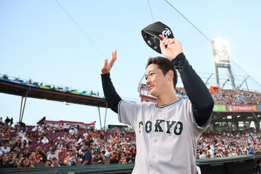 ヒーローインタビューで声援に応える中川皓太