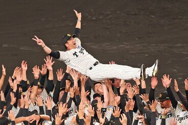 7度宙を舞った阪神・藤川監督