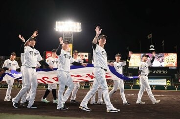 甲子園のファンに笑顔で手を振る阪神・藤川監督(手前右)
