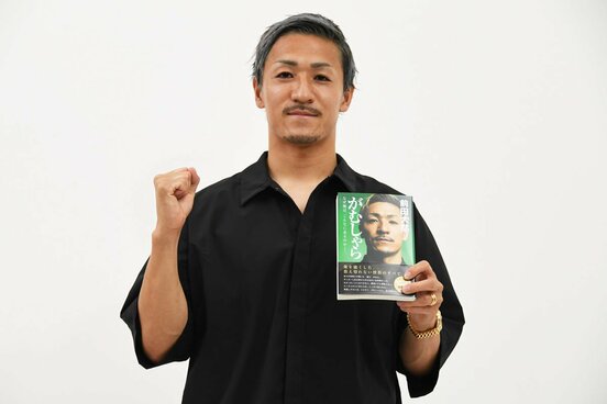 自著をPRする前田