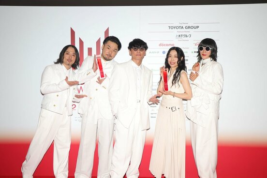 受賞を喜ぶサカナクション(©CEIPA/MUSIC AWARDS JAPAN2026)