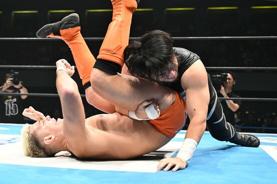 成田漣(右)の丸め込みに屈してしまったザック・セイバーJr.