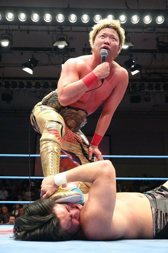 安齊勇馬の顔を踏みつける宮原健斗