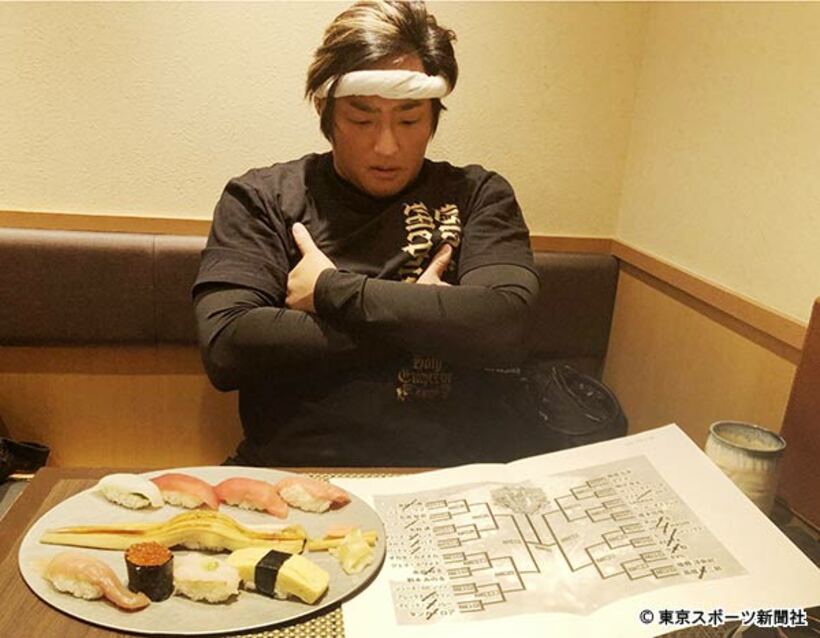 鉢巻きを巻いて現場監督を気取るタイチは、次々と選手名を消した