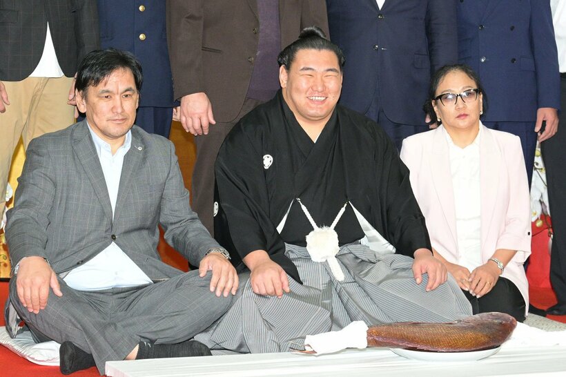 両親と記念撮影する豊昇龍