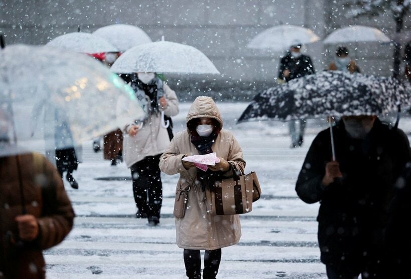  ６日の東京は一面の雪景色に（ロイター）