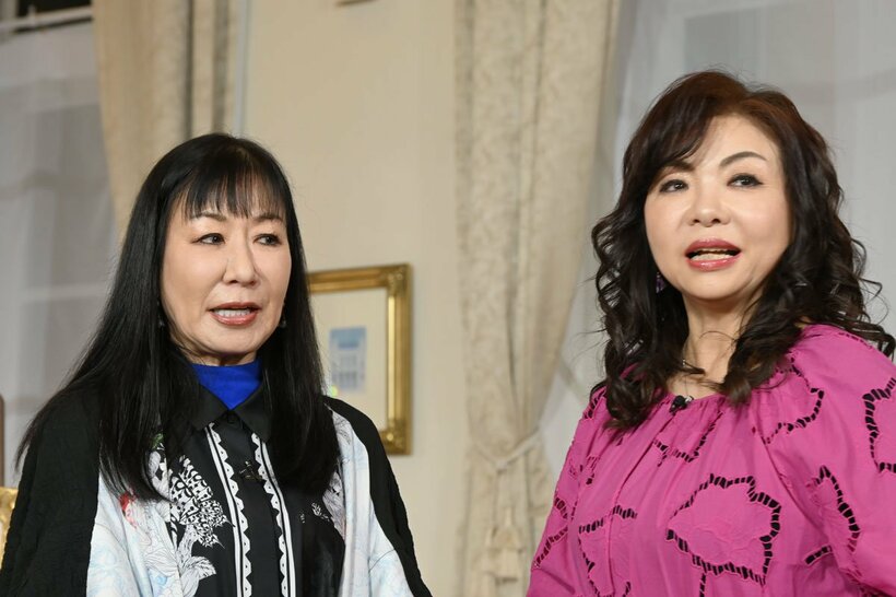 ハイヒールのリンゴ（左）とモモコ