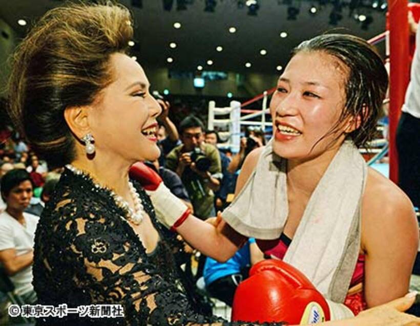 試合後、応援に駆けつけたデヴィ夫人（左）からねぎらいを受ける高野