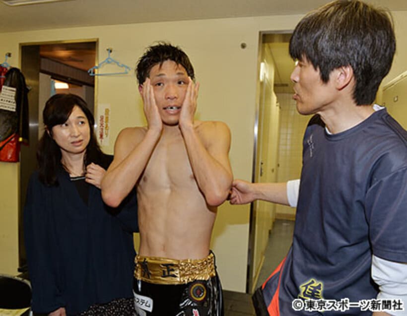 久保（中）は控室で父・憲次郎さん（右）と母・知美さんから祝福された