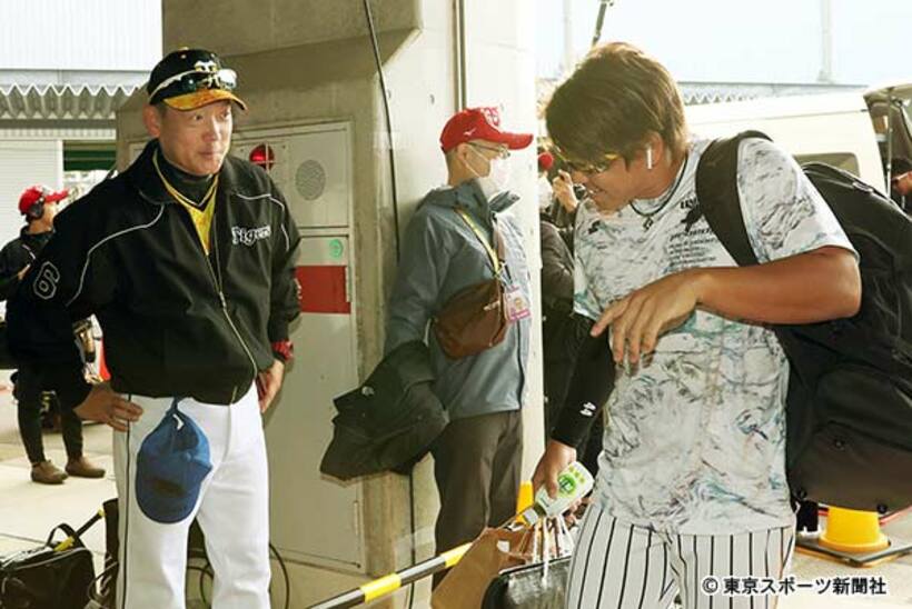  金本前監督のそっくりさん（左）にあいさつされて驚く梅野
