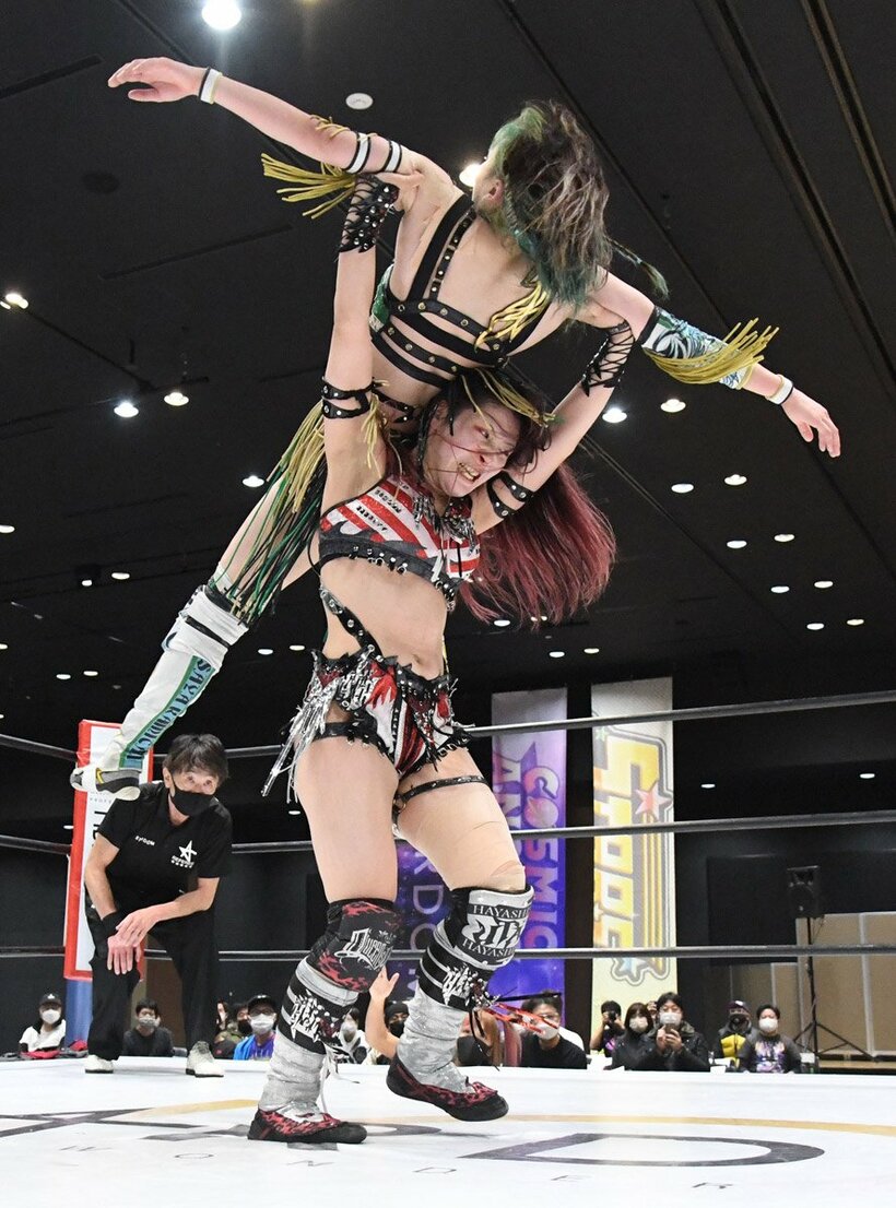  上谷沙弥を仕留める林下詩美(東スポWeb)