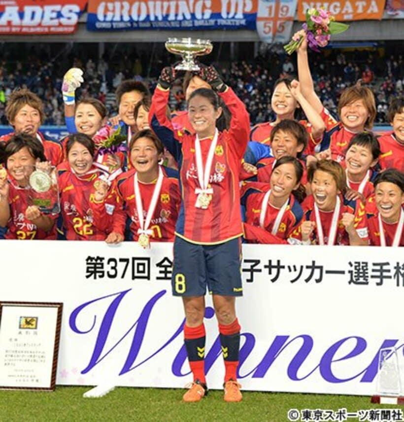皇后杯全日本選手権に優勝し喜ぶＩＮＡＣ神戸のＭＦ澤穂希（中）