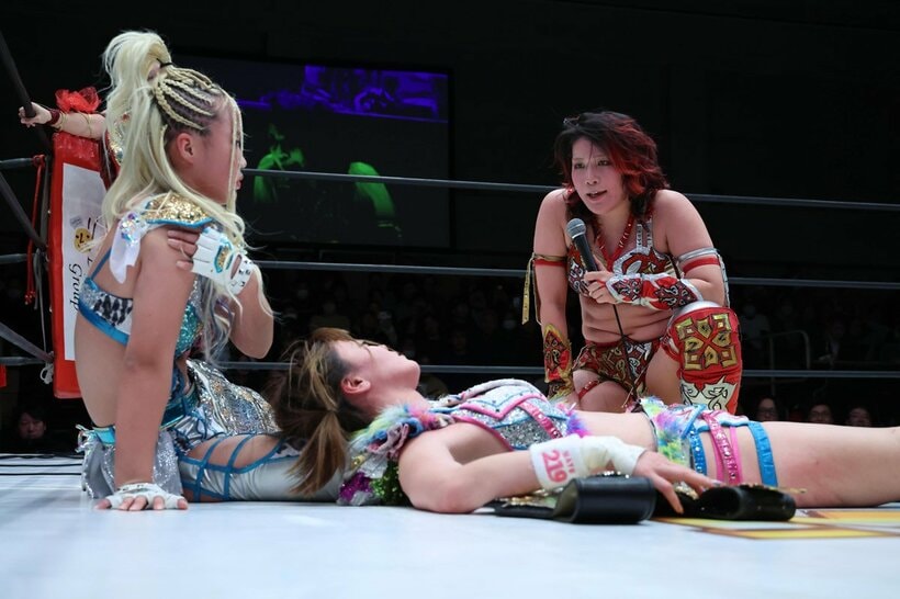 勝利した林下詩美(右）は岩谷麻優（手前下）に対戦要求。左はビクトリア弓月