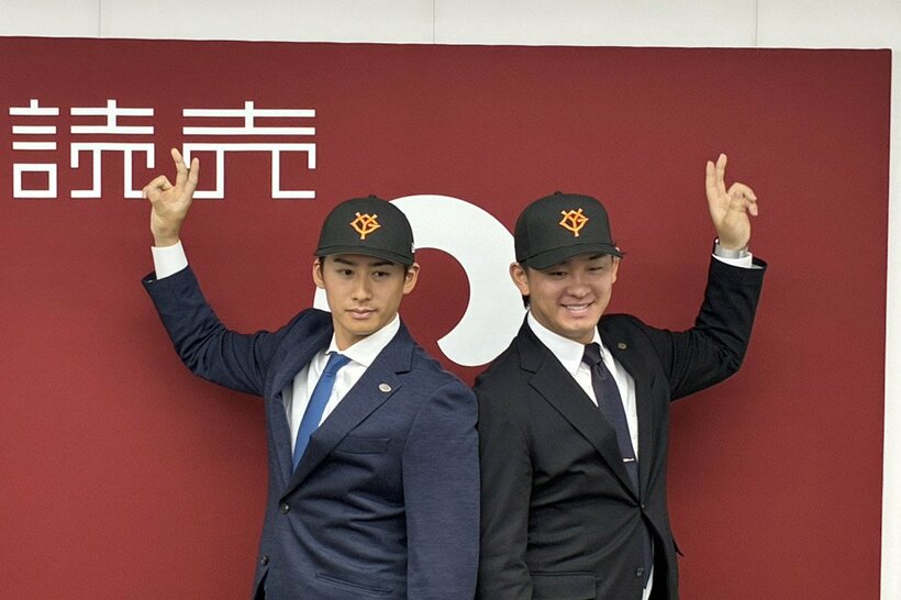 記者会見後に写真撮影に応じる板東湧悟投手（左）と北浦竜次投手