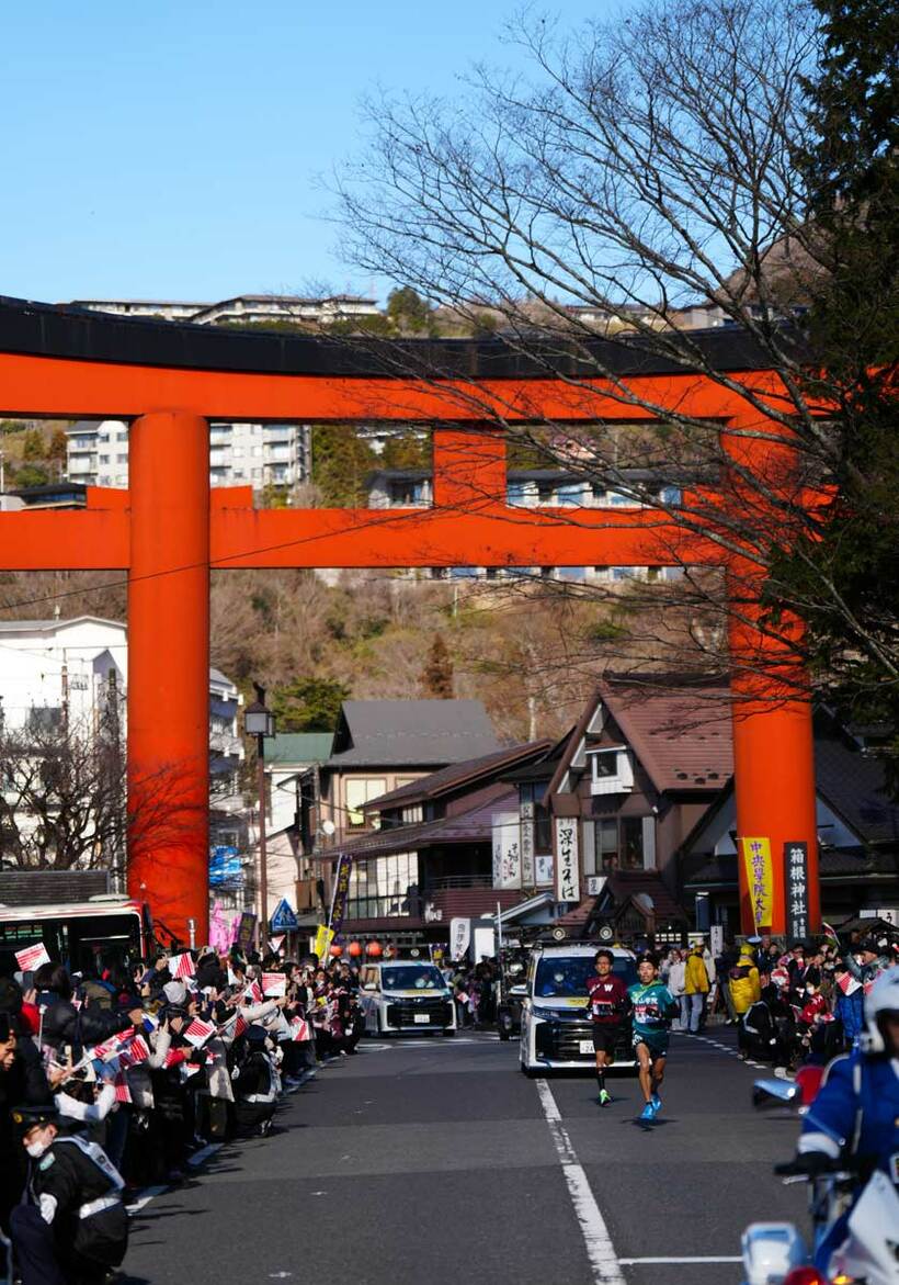 往路５区でデッドヒートを繰り広げた早大・工藤と青学大・黒田（代表撮影）