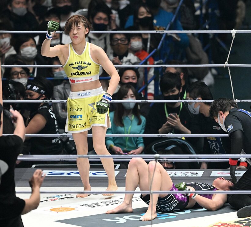  浜崎(下)に完勝し、喜ぶ伊澤（東スポWeb）