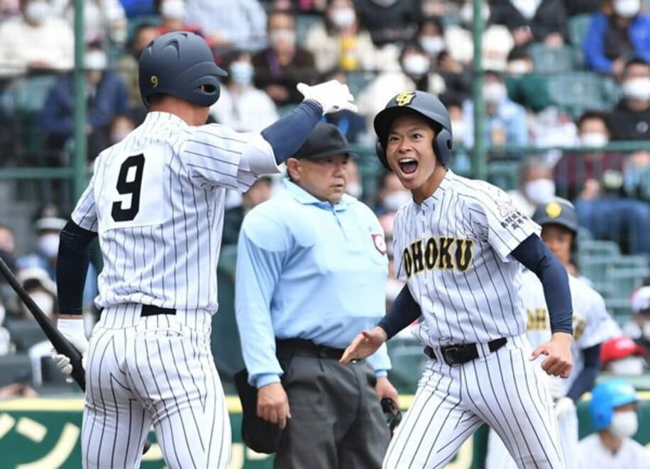  5回に逆転の本塁生還を果たした鳥取城北3年・松田(右)