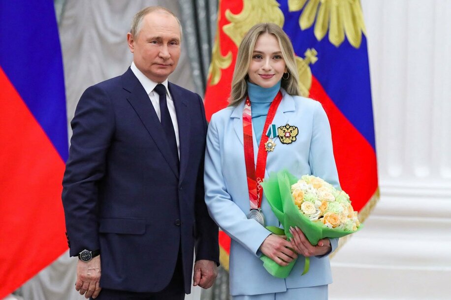  プーチン大統領とシニツィナ（ロイター）