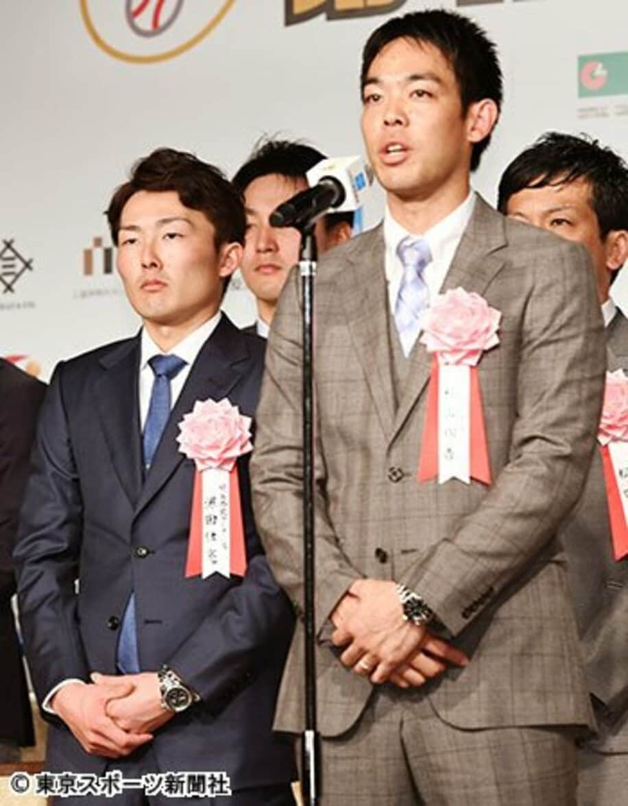  秋山は５度目の受賞。左は源田