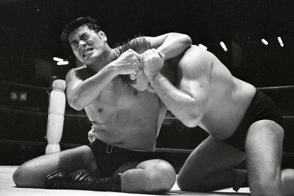 猪木（左）をエースに旗揚げした東京プロレスはすぐに崩壊（６６年１０月）