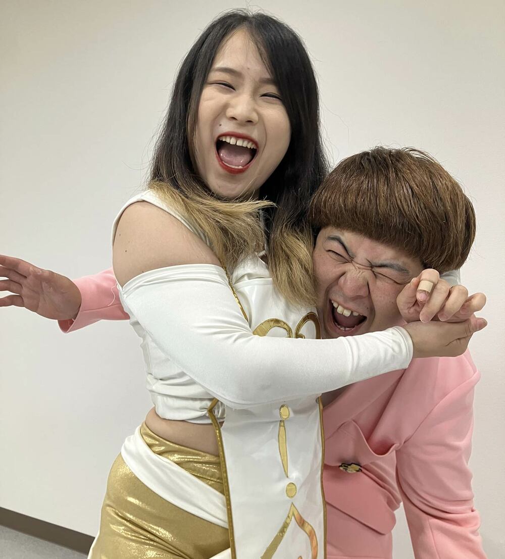 しみちゃむ（右）にプロレス技をかけるぽっぽ