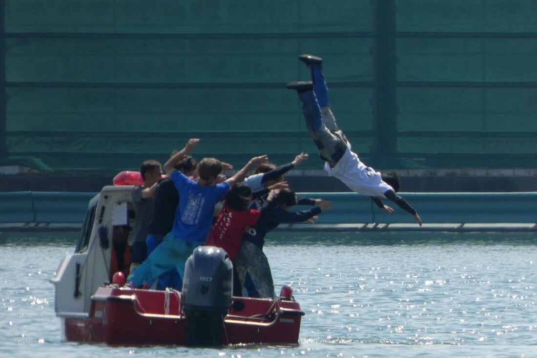 水神祭で水面に投げ落とされる藤本遼磨(右)