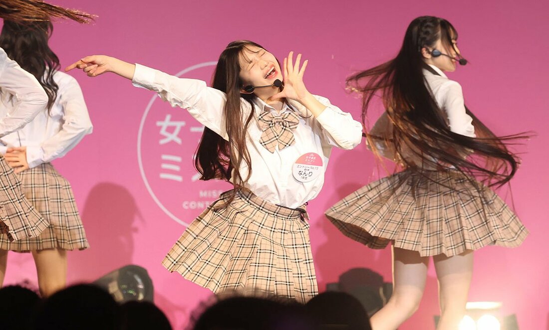 歌＆ダンスも披露したグランプリのなんりさん(中)