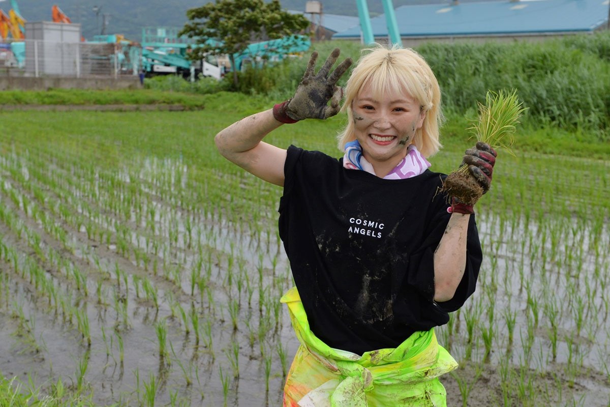 スターダム】なつぽいが〝田植えのシンデレラ〟に！ 泥だらけで語った 