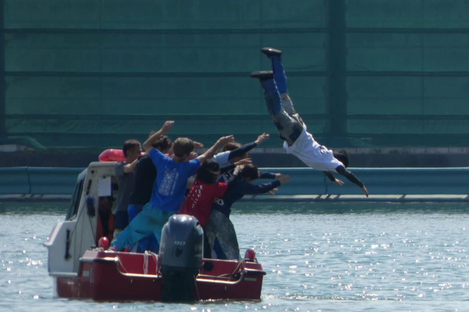 水神祭で水面に投げ落とされる藤本遼磨(右)
