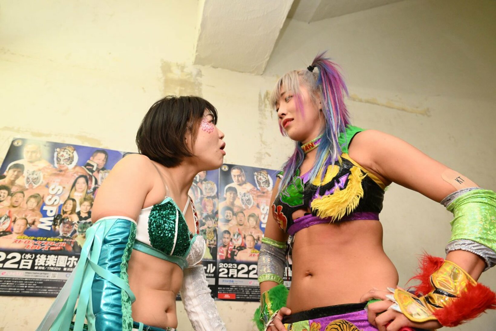 本間多恵（左）と言い争うウナギ・サヤカ