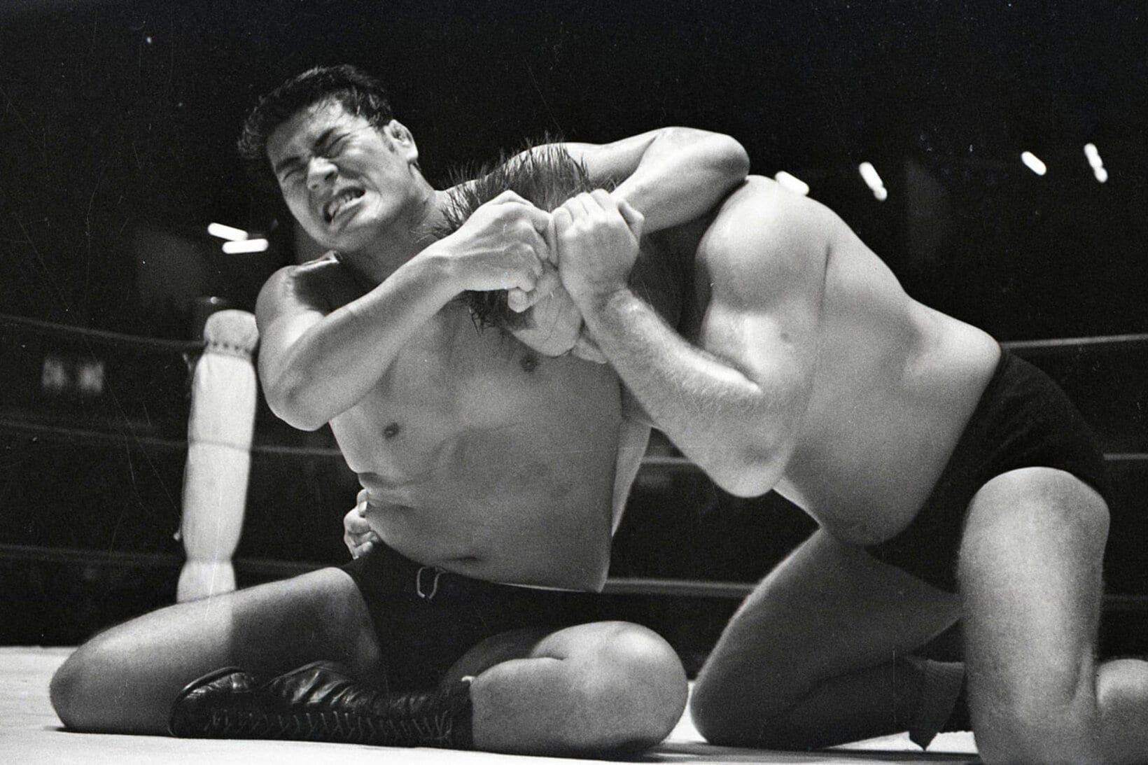猪木（左）をエースに旗揚げした東京プロレスはすぐに崩壊（６６年１０月）