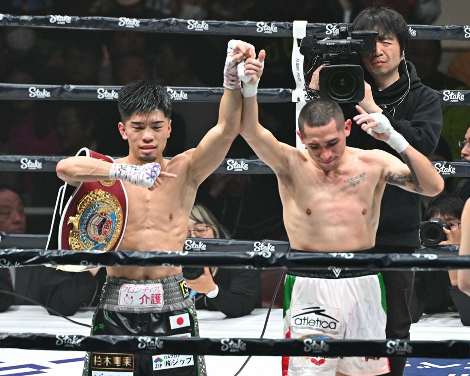 史上最速の世界４階級制覇を達成した田中(左)