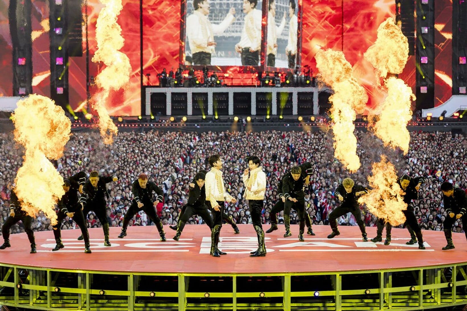 円形ステージでド派手なパフォーマンスを見せた東方神起