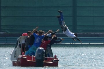 水神祭で水面に投げ落とされる藤本遼磨(右)