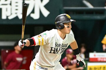 初回、先制適時二塁打を放つソフトバンク・栗原陵矢