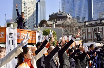 参政党の神谷宗幣代表（左奥）と東京選挙区から立候補した候補者