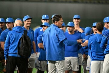 ナインに訓示するイタリア・ピアザ監督（中央）