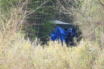遺体発見現場に出入りする捜査員