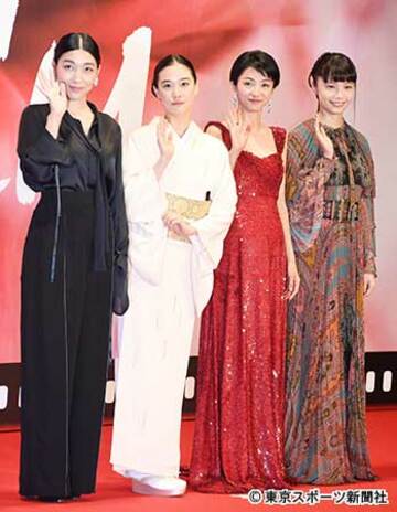  左から安藤サクラ、蒼井優、満島ひかり、宮崎あおい