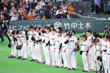 シーズン終了後、ライトスタンドにあいさつした巨人ナイン