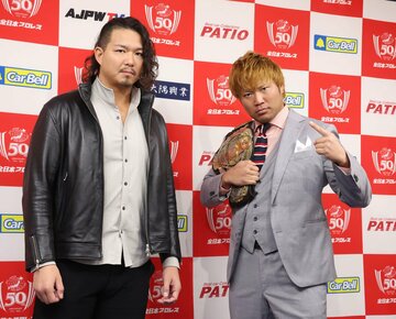  王者の宮原健斗（右）とジェイク・リー（東スポWeb）