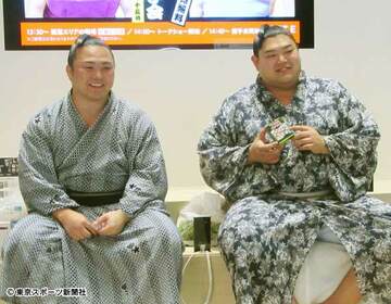  トークショーに出席した炎鵬（左）と阿炎
