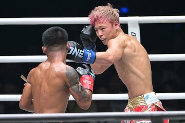 ロッタン(左)と壮絶な打ち合いを見せた武尊