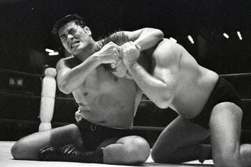猪木（左）をエースに旗揚げした東京プロレスはすぐに崩壊（６６年１０月）