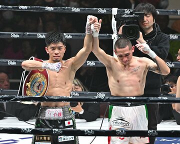 史上最速の世界４階級制覇を達成した田中(左)