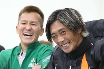 西山貴浩（左）と峰竜太