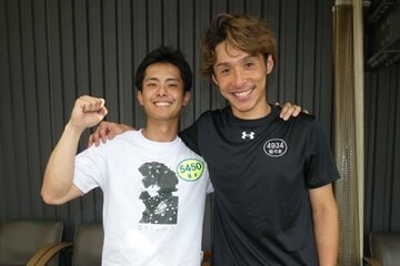 藤本遼磨(左)と師匠の佐々木翔斗