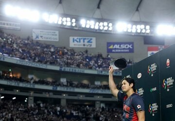 試合後、ヒーローインタビューに応じた侍ジャパン・大谷翔平（ロイター）