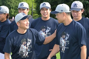 石川雅規（左）と言葉を交わす中村悠平