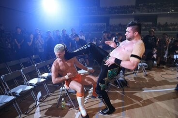 場外でザックを攻めるカラム・ニューマン